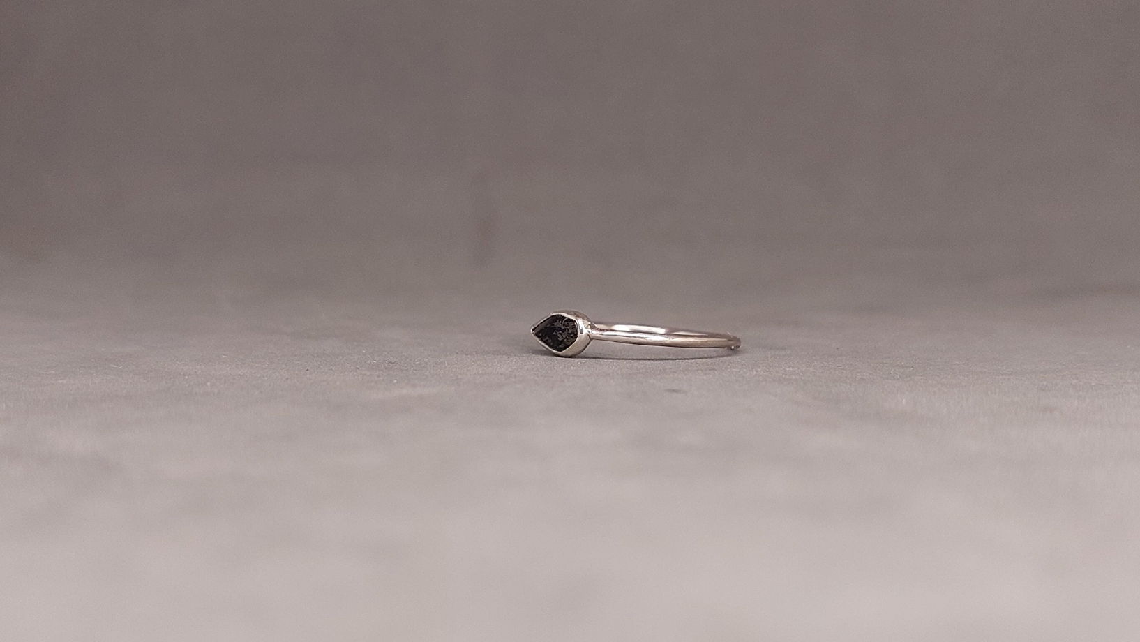 Тонкое кольцо с черным турмалином "Семечко", размер 16,5 - 17