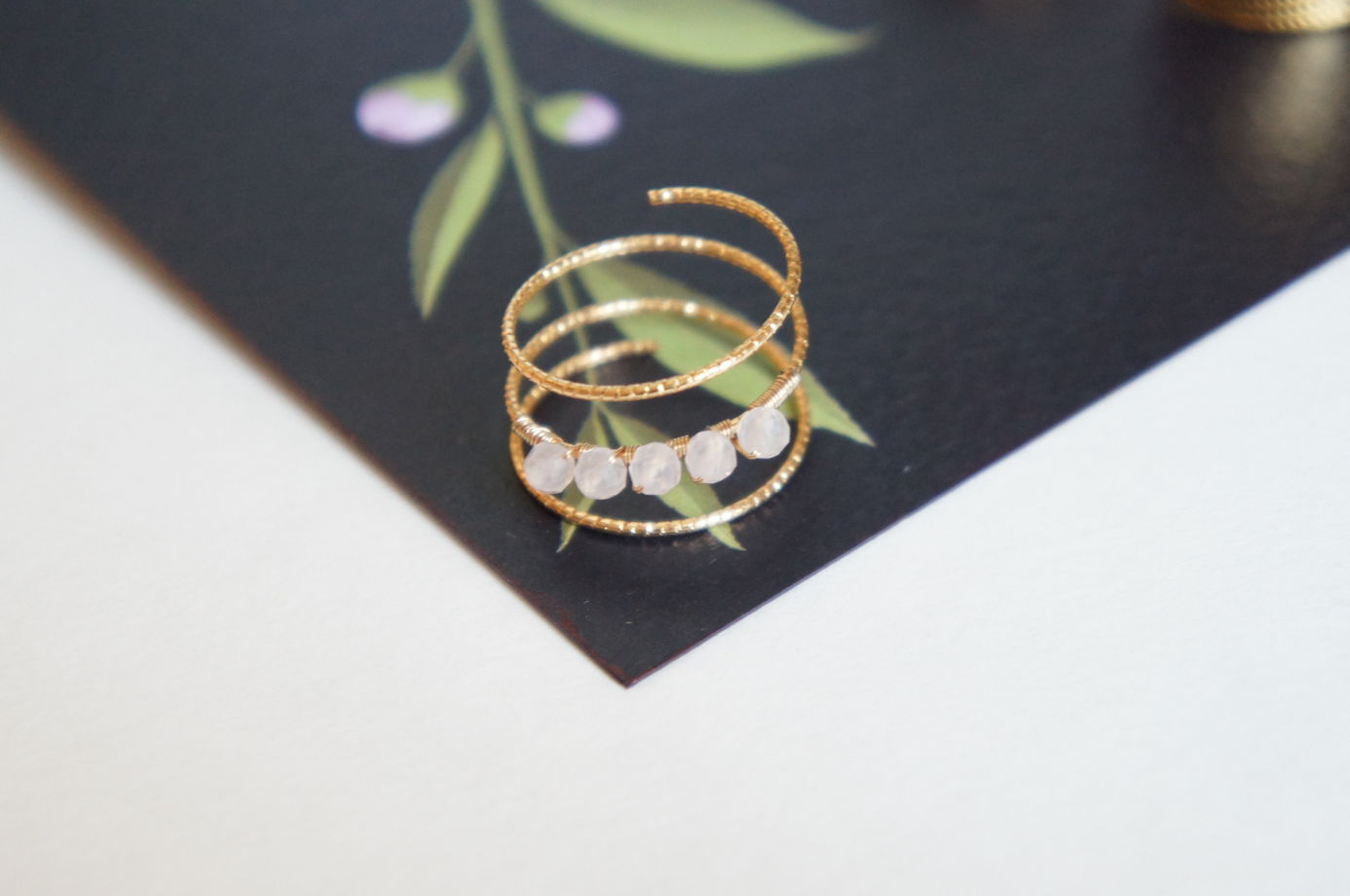 Кольцо витое пружина с розовым кварцем