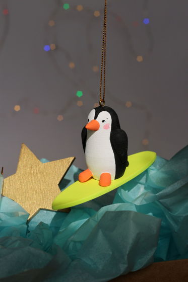 Авторская декоративная елочная игрушка из дерева "Пингвин- серфер"