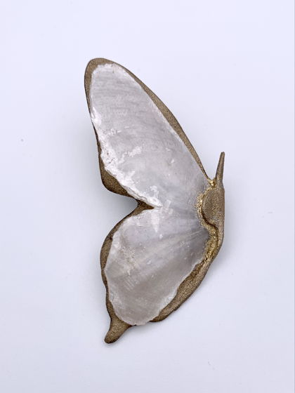 Моносерьга «Белый Эльф» из бронзы и раковины моллюска Placuna Placenta