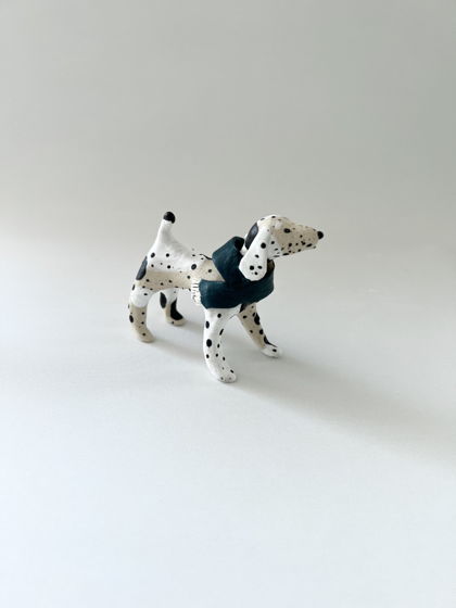 Интерьерная игрушка- статуэтка чёрно-белая собака в синем шарфике из каменной керамики ручной лепки