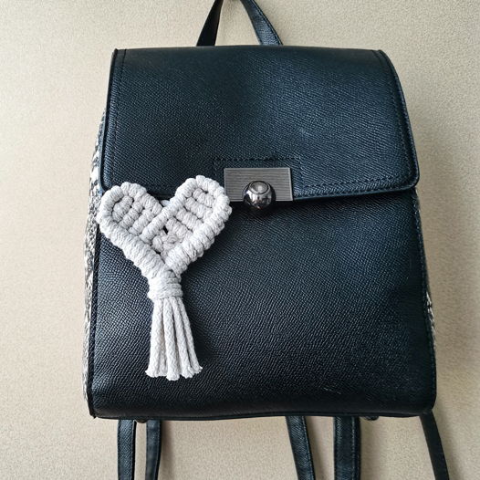 Брелок сердце плетеное серое для сумки, рюкзака, ключей
