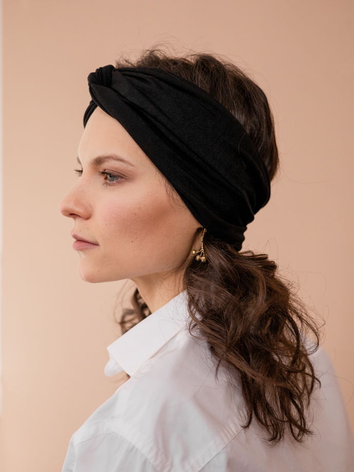 Повязка для волос женская, черного цвета из мягкого трикотажа