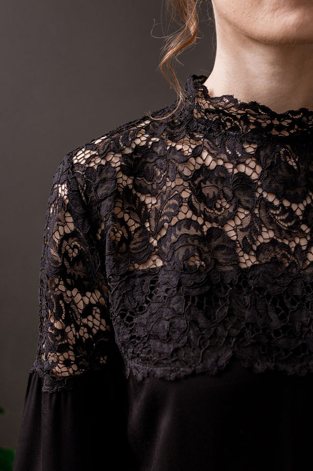 Женская блуза черная с кружевом