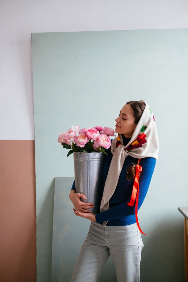 Женская вязаная косынка с цветами из шерсти ягненка бежевая