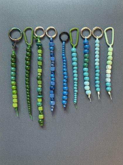 Брелок для ключей / обвес из деревянных бусин.