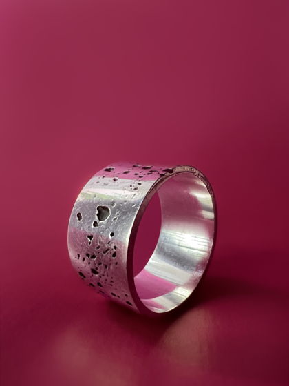 Широкое серебряное кольцо с текстурой