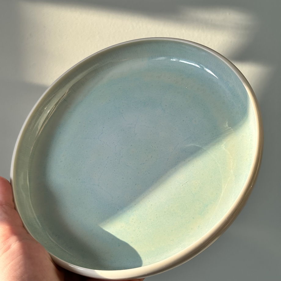 Тарелка бело-бирюзовая плоская ручной работы, "Лазурь"