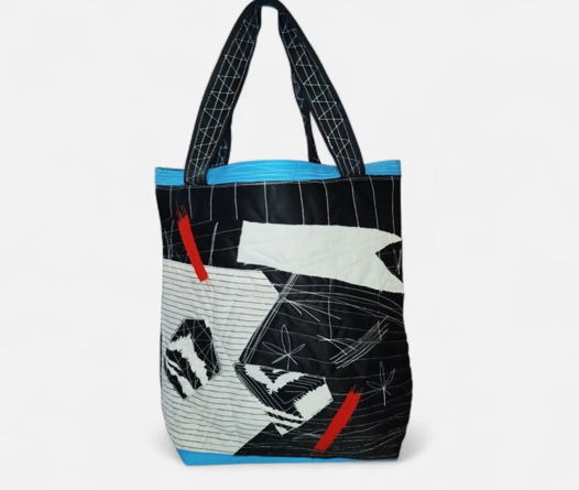 Сумка ручной работы из переработанной джинсы.