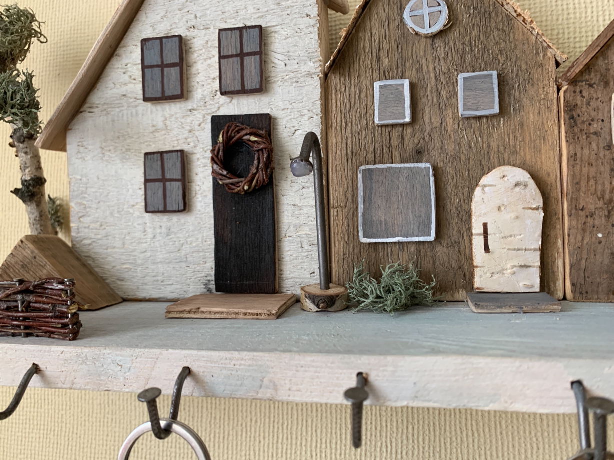 Ключница настенная, деревянные домики, 7 крючков, ручная работа.