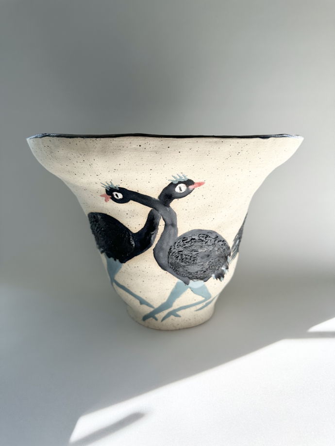 Керамическая бежевая арт ваза «Страусы»  с росписью ручной лепки