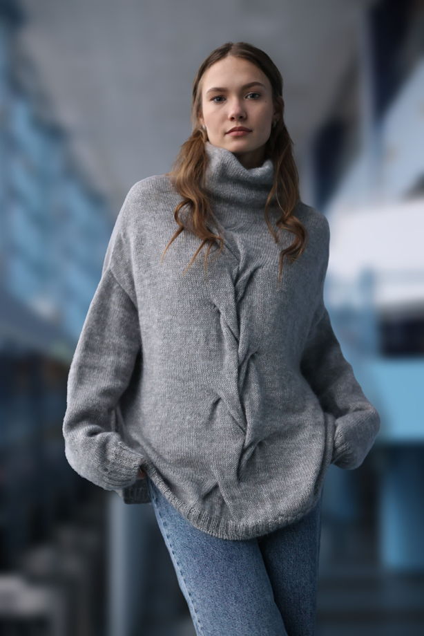 Тонкий вязаный свитер из кид мохера на шелке, кашемира и мериноса с шелком светло-серый ручной работы.