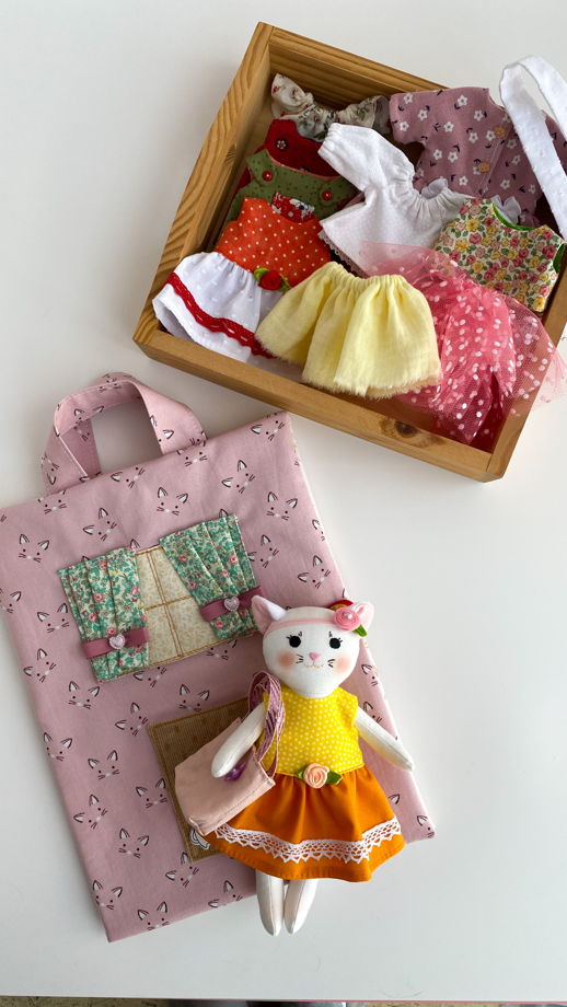 Кукла-кошка с одеждой и сумкой