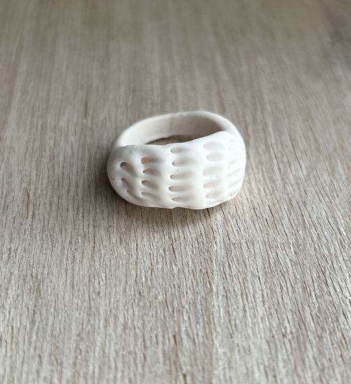 Белое кольцо унисекс "Ракушка" ручной работы из полимерной глины