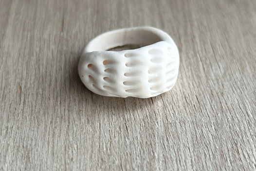 Белое кольцо унисекс "Ракушка" ручной работы из полимерной глины