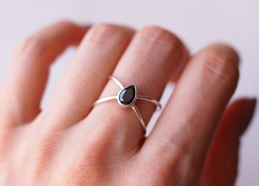Серебряное кольцо Бесконечность с черным фианитом