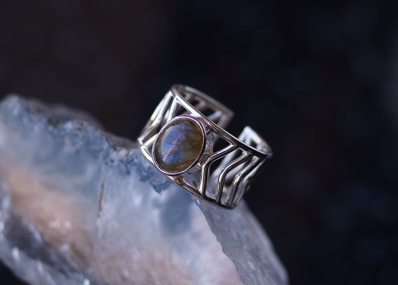 Широкое серебряное кольцо Стрела с лунным камнем или лабрадоритом, регулируется