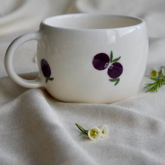 Чашка белая с голубиками ручной работы