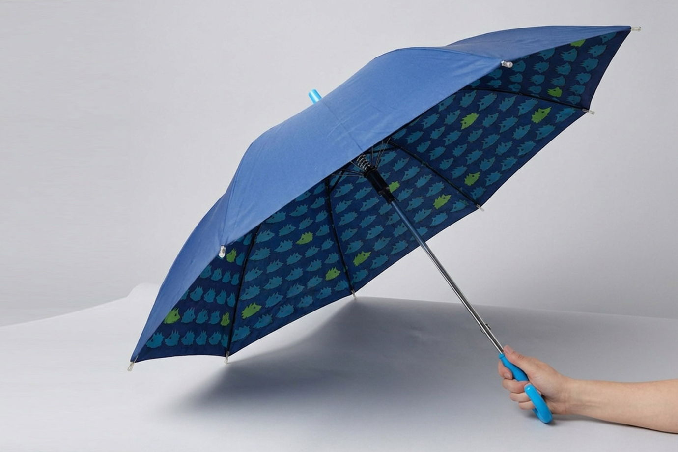 Двусторонний зонт с синими ежиками под куполом. Делается на заказ и может быть как тростью, так и складной полуавтомат