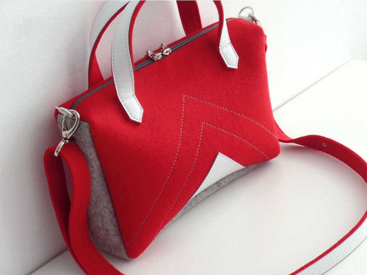 Красная сумка через плечо из фетра и кожи