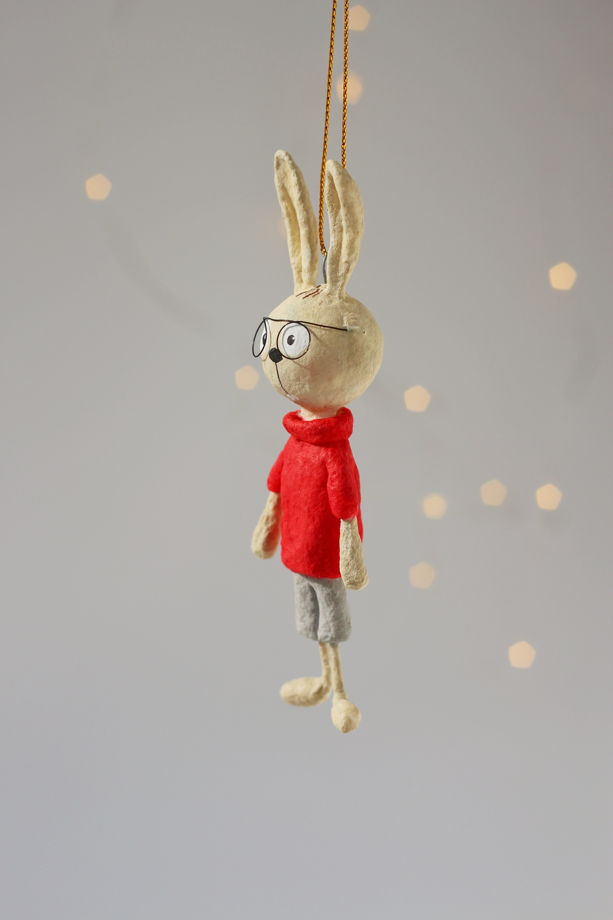 Ватная елочная игрушка умный кролик в красном свитере