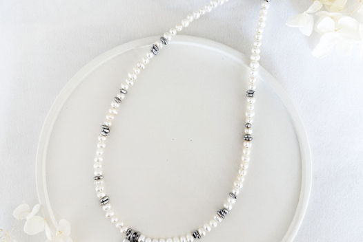 Колье-чокер из жемчуга и гематита с подвеской сердечко