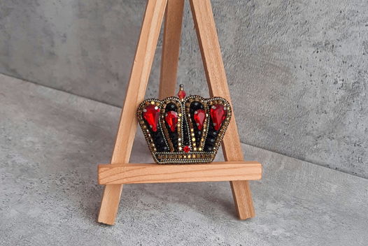 Брошь ручной работы из бисера и кристаллов "Корона" (в наличии)