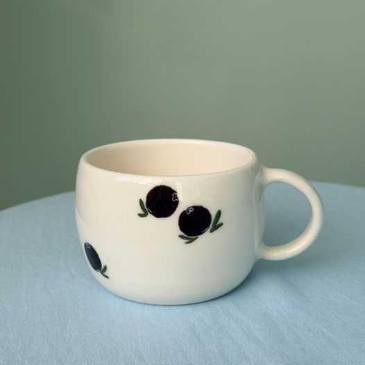 Чашка белая с голубиками ручной работы