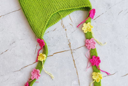 Чепчик вязаный женский с цветами