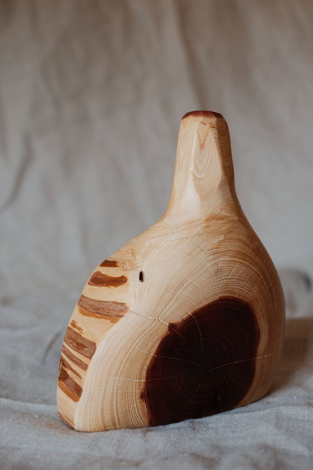 Ваза из можжевельника с узким горлышком
