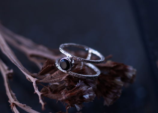 Двойное текстурное серебряное кольцо с натуральным черным ониксом
