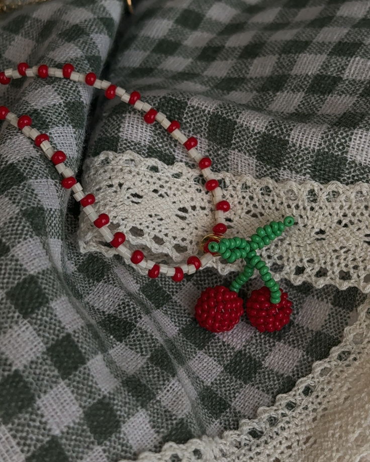 Колье Вишни с подвеской из бисера