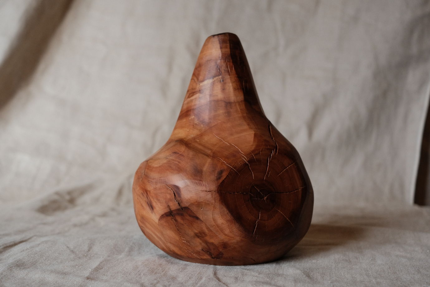 Интерьерная ваза из яблони