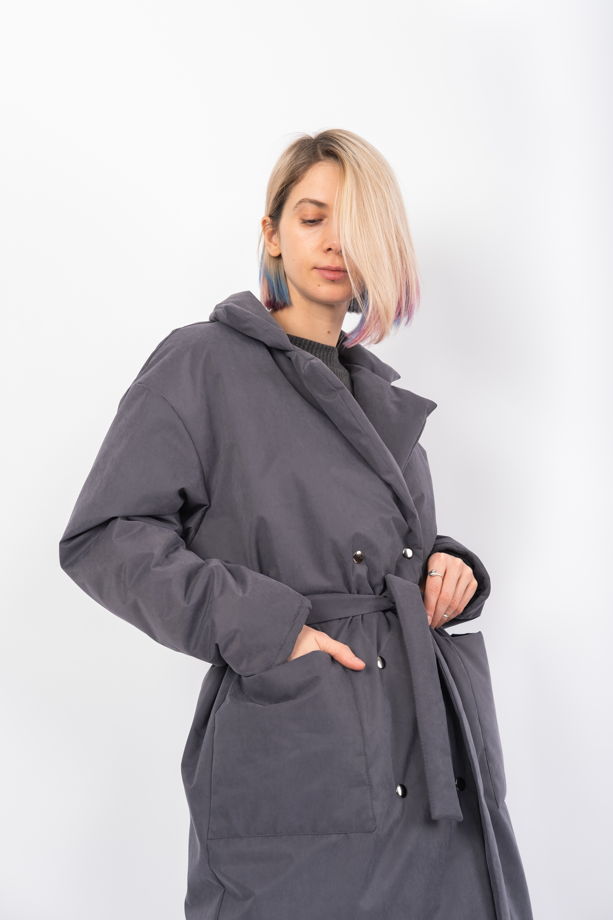 Зимнее пальто с отложным воротником серого цвета.