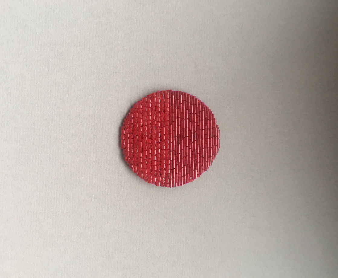 Брошь круглая минималистичная из бисера гранатового  цвета