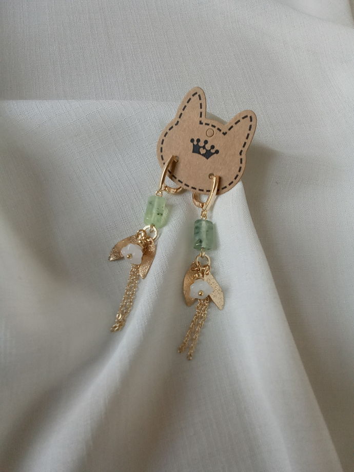 Светло-зеленые женские серьги из натуральног пренита "Ландыши"