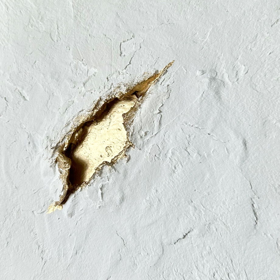 Объемное белое панно барельеф с золотом, 30х30