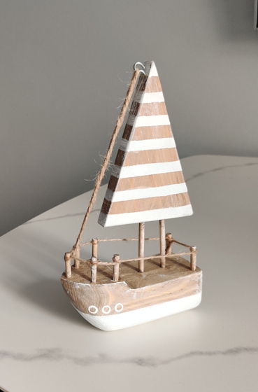 Декоративный деревянный кораблик