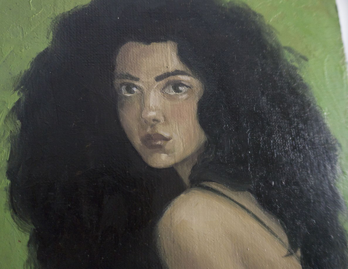 Портрет девушки на зелёном фоне
