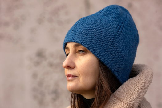Вязаная двусторонняя шапка в стиле гранж синего цвета 100% натуральный состав