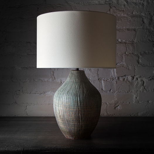 Настольная керамическая лампа ручной работы со светлым абажуром «Rustic tropical»