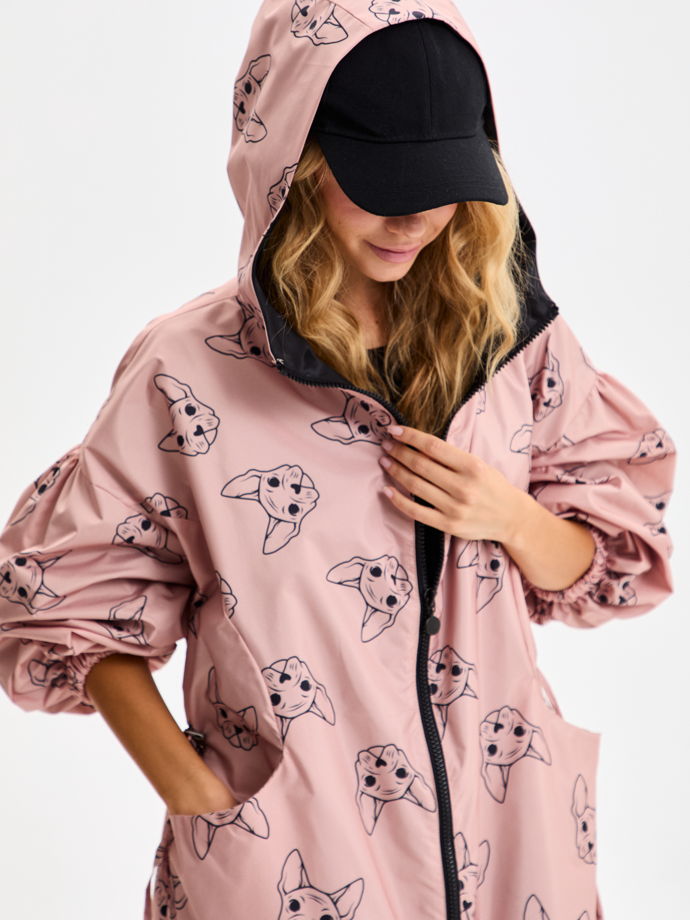 Плащ с бульдогами