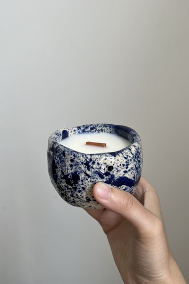 Свеча из кокосового воска в керамическом стаканчике с синими брызгами | Аромат «Морская соль & шалфей» 90 мл