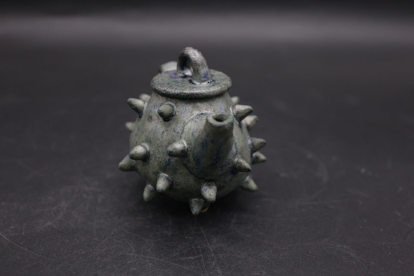 маленький чайник с колючками