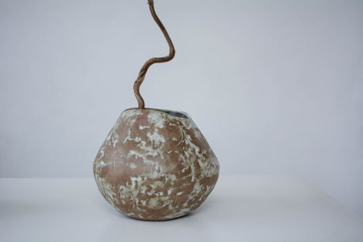 Керамическая ваза с фактурной поверхностью
