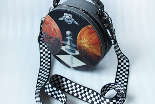 Авторская  круглая сумка "Твой ход" c картиной современного художника ANNA BO ручной работы