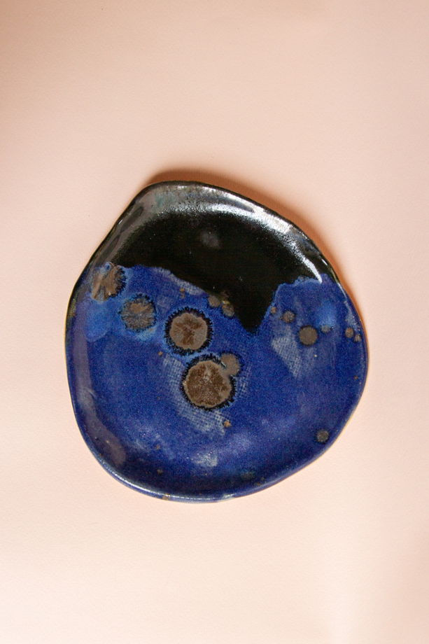Плоская керамическая тарелка, покрытая синей, серной, бронзовой глазурями ручной работы