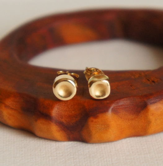 Золотые матовые серьги гвоздики пусеты круг квадрат