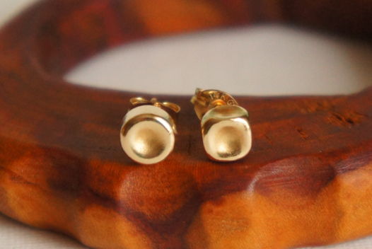 Золотые матовые серьги гвоздики пусеты круг квадрат