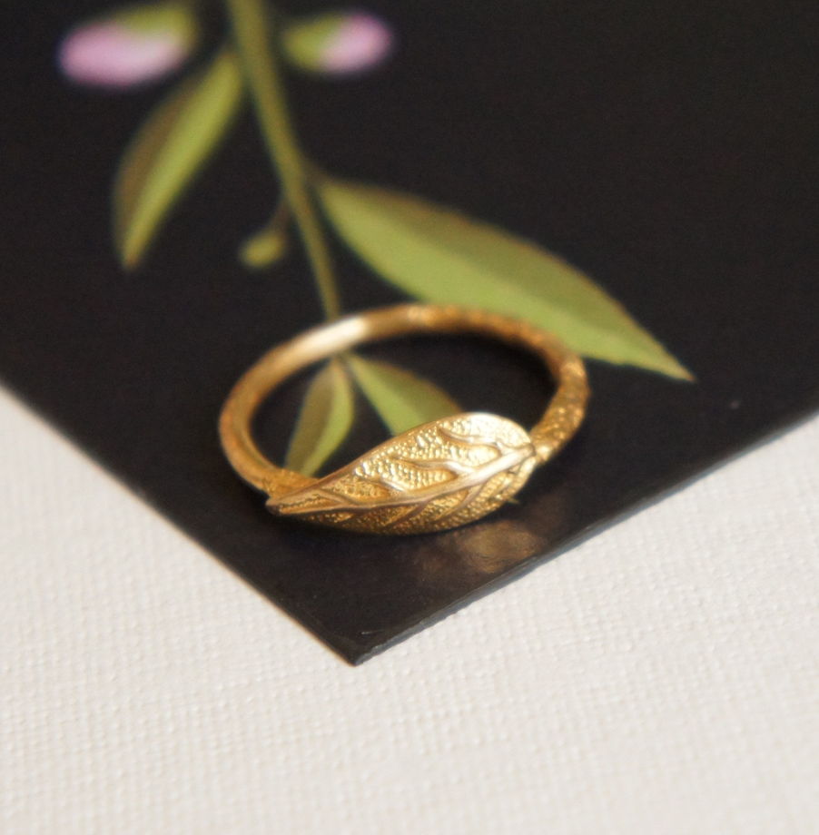 Винтажное фактурное шероховатое кольцо лист с микронным золотом